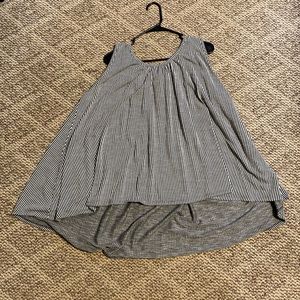 Flowy tank top. key hole back. black and white striped.